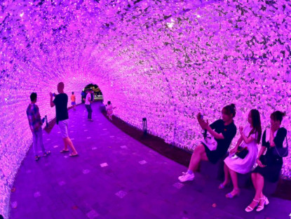 Chuyển động - Bến Bạch Đằng bừng sáng với 500.000 đèn LED kết thành hồ sen, vườn hoa Sakura