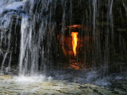 Du khảo - Ngọn lửa bí ẩn không bao giờ tắt ngay dòng thác