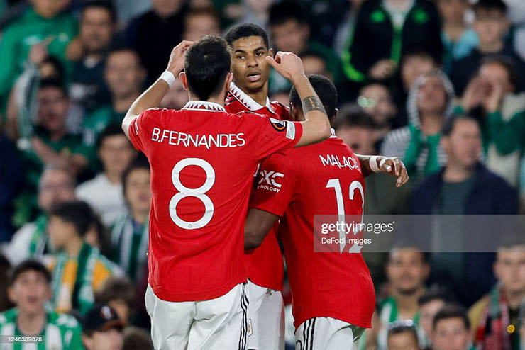 MU vào tứ kết Europa League: Ten Hag &#34;nổ&#34; tưng bừng, tâng Fernandes lên mây - 1