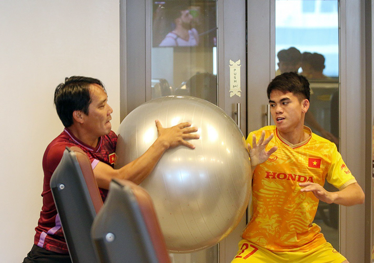 U23 Việt Nam nâng tạ toát mồ hôi, ra sân tập nửa đêm ở Doha để đấu U23 Iraq - 2