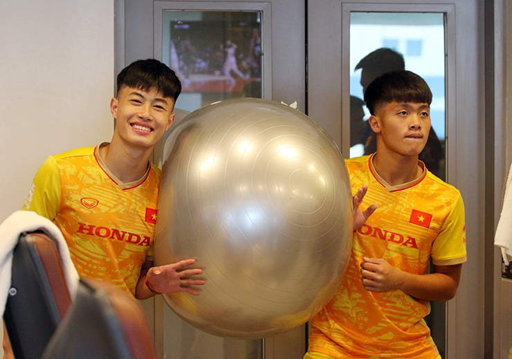 U23 Việt Nam nâng tạ toát mồ hôi, ra sân tập nửa đêm ở Doha để đấu U23 Iraq - 4