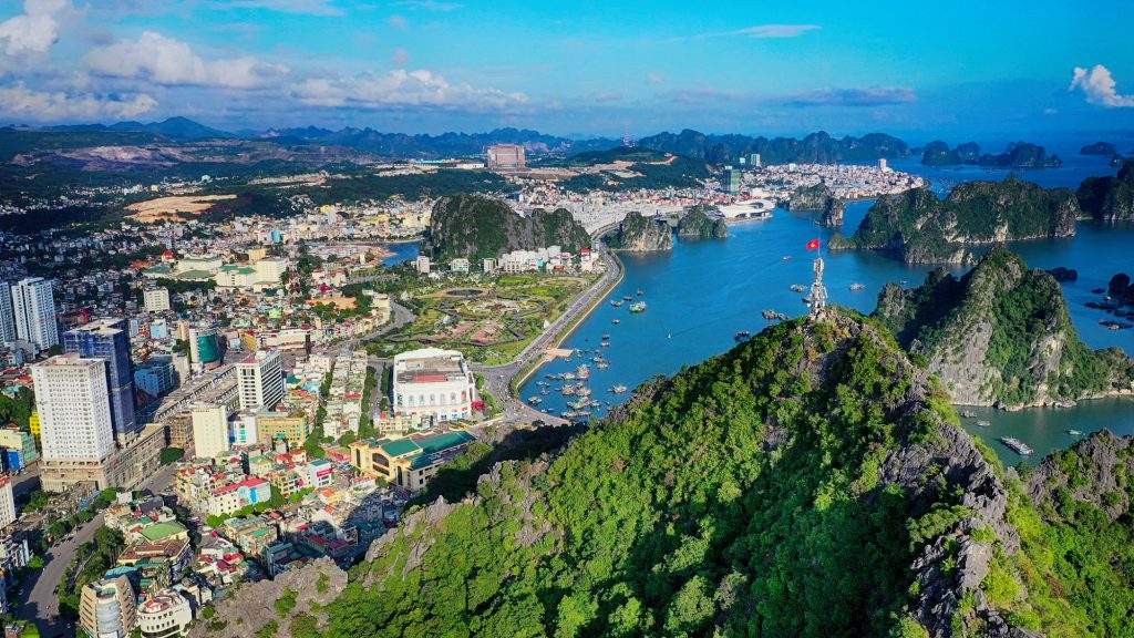 Quảng Ninh có thêm 2 tuyến du lịch mới trên vịnh Bái Tử Long - 1