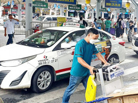  - Khách đi taxi sân bay Tân Sơn Nhất gánh thêm phí
