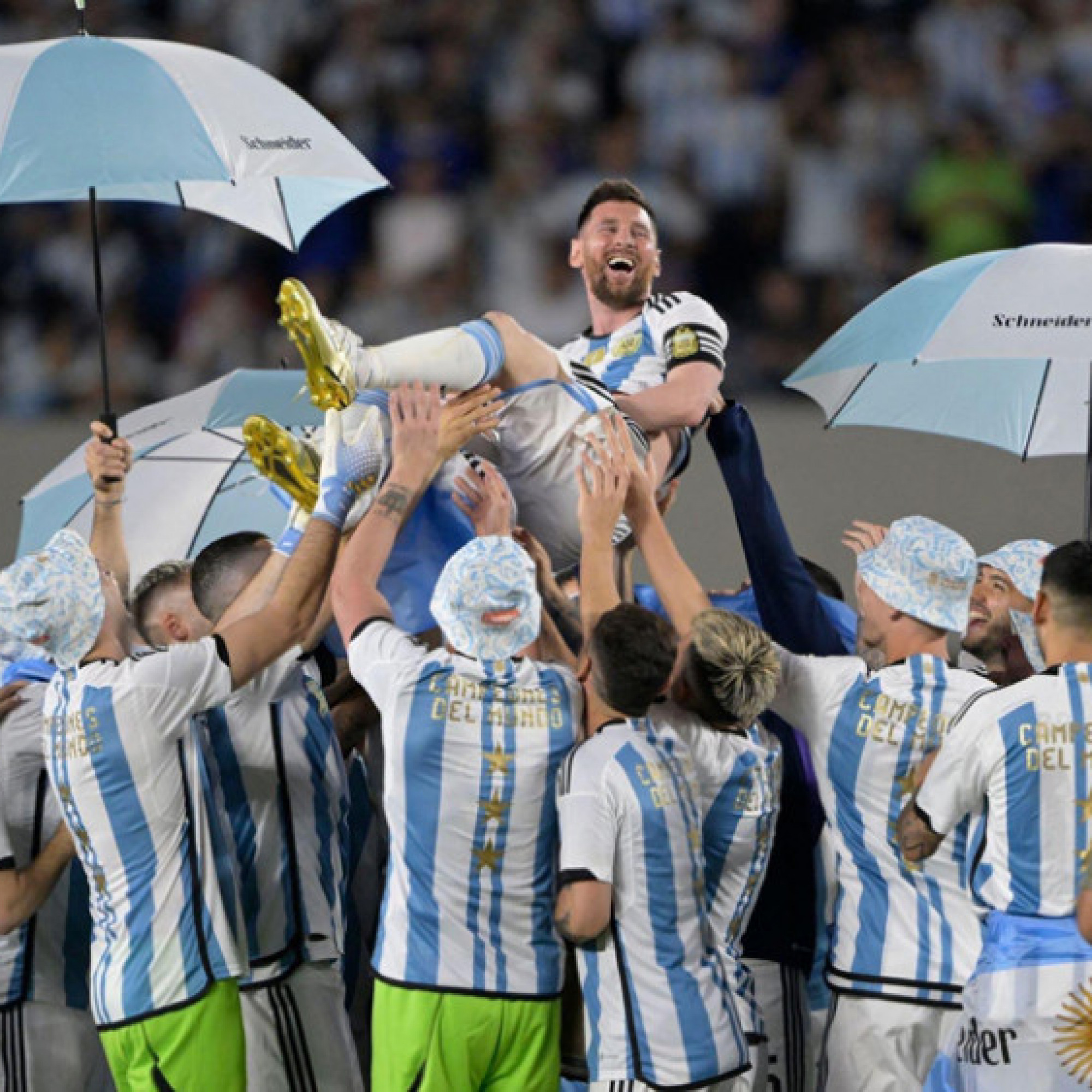  - Messi nhận yêu cầu đặc biệt từ CĐV Argentina, bị đối thủ "săn" đến cùng