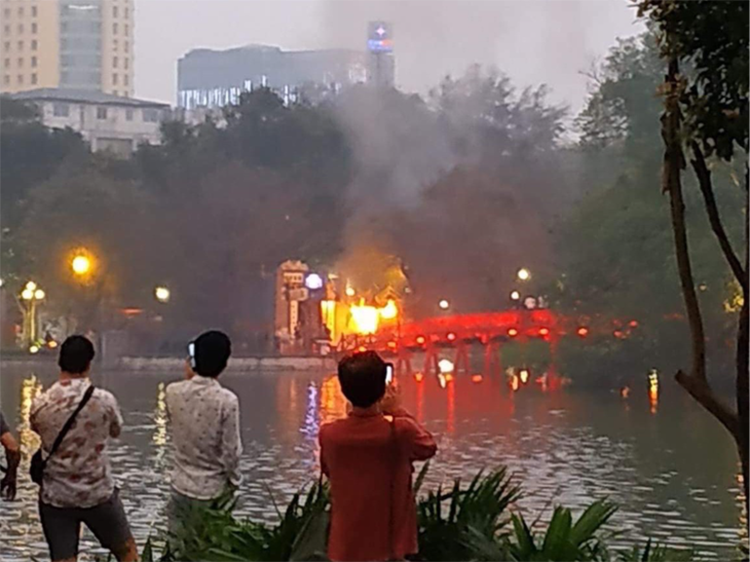 Cầu Thê Húc, đền Ngọc Sơn vẫn an toàn trước đám cháy - 1