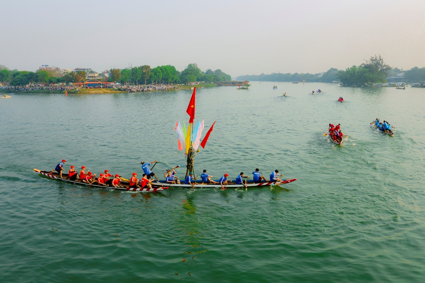 Sông Hương rộn ràng giải đua ghe truyền thống - 10