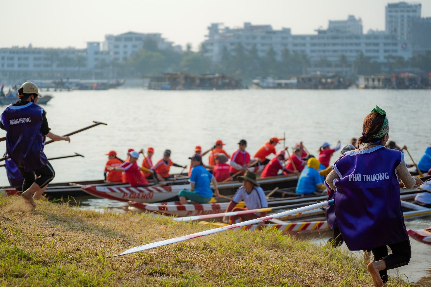 Sông Hương rộn ràng giải đua ghe truyền thống - 7