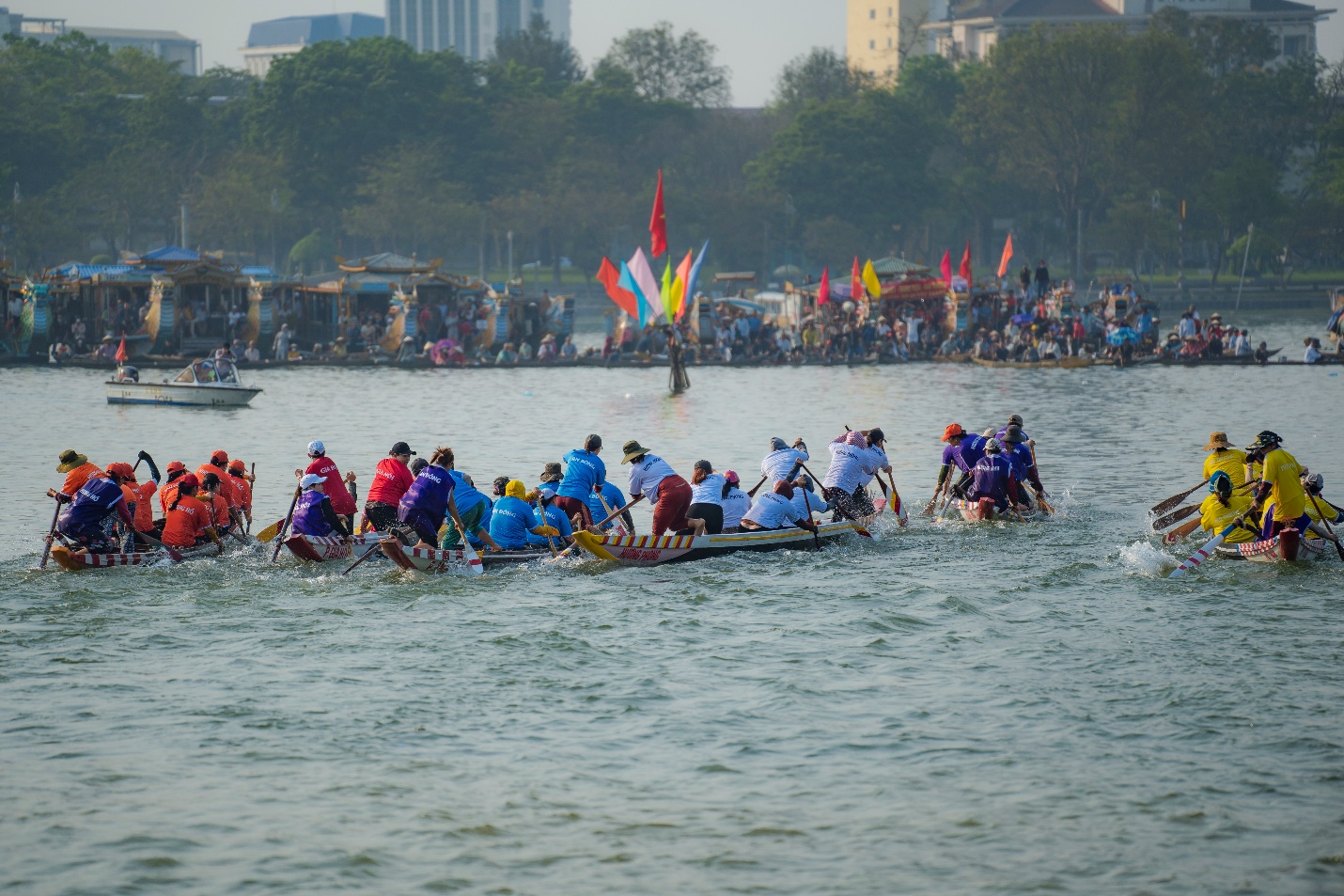 Sông Hương rộn ràng giải đua ghe truyền thống - 3