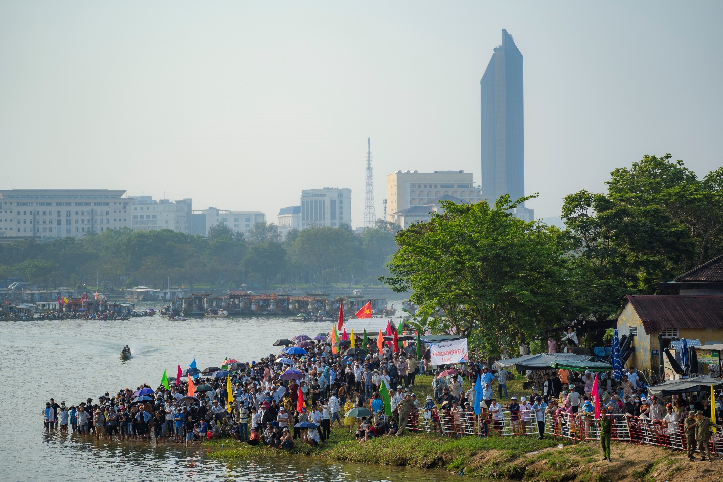 Sông Hương rộn ràng giải đua ghe truyền thống - 2