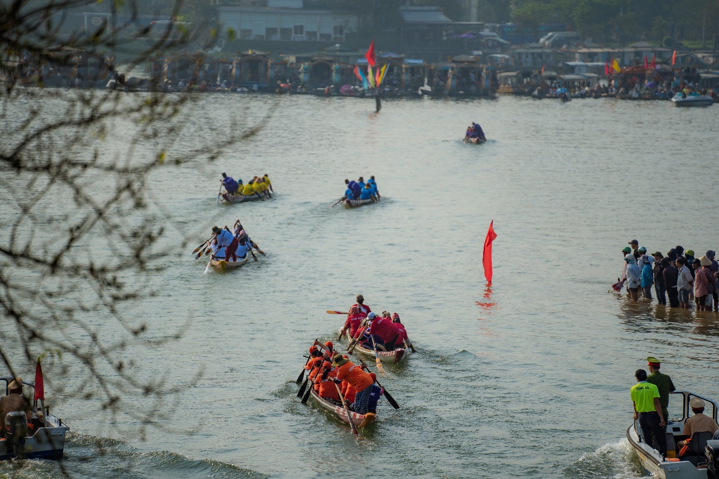 Sông Hương rộn ràng giải đua ghe truyền thống - 1