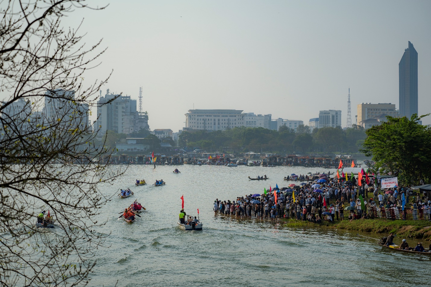 Sông Hương rộn ràng giải đua ghe truyền thống - 17