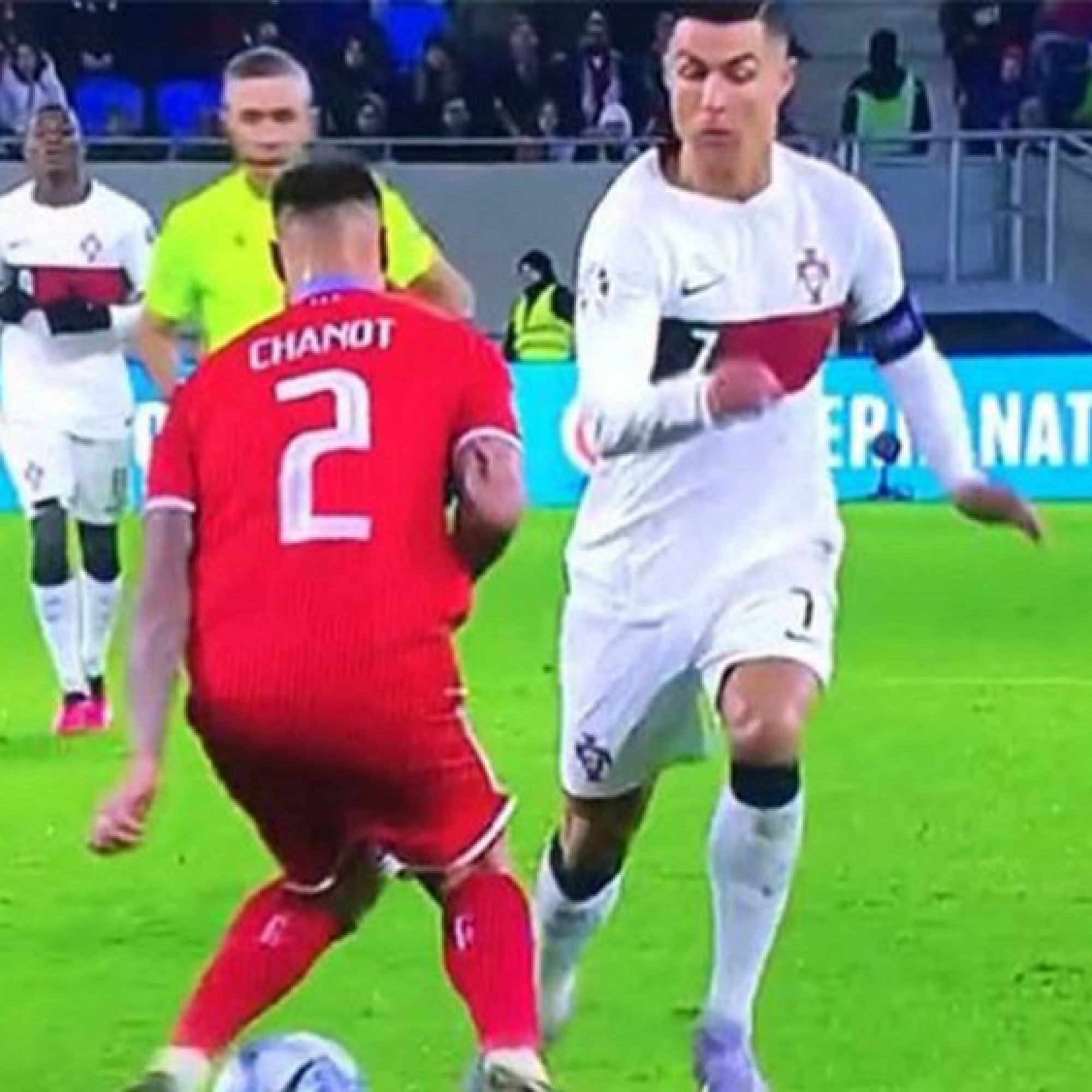  - Ronaldo bất chấp để ghi hat-trick: Giở trò bị trọng tài phạt thẻ vàng
