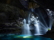 Khám phá thác nước tuyệt đẹp trong hang động dưới lòng đất