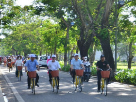  - Huế bàn cách sử dụng xe đạp công cộng cho du khách và người dân thành phố