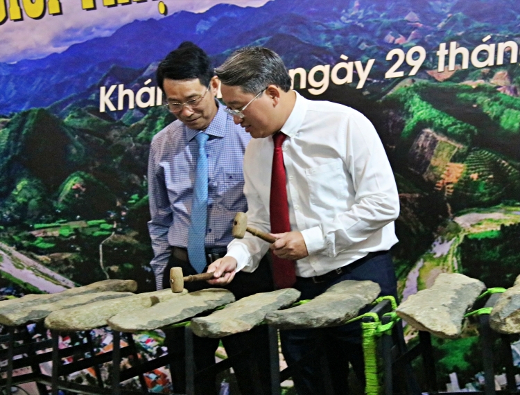 Trưng bày hai bộ đàn đá Khánh Sơn 4.000 năm tuổi cho du khách tham quan