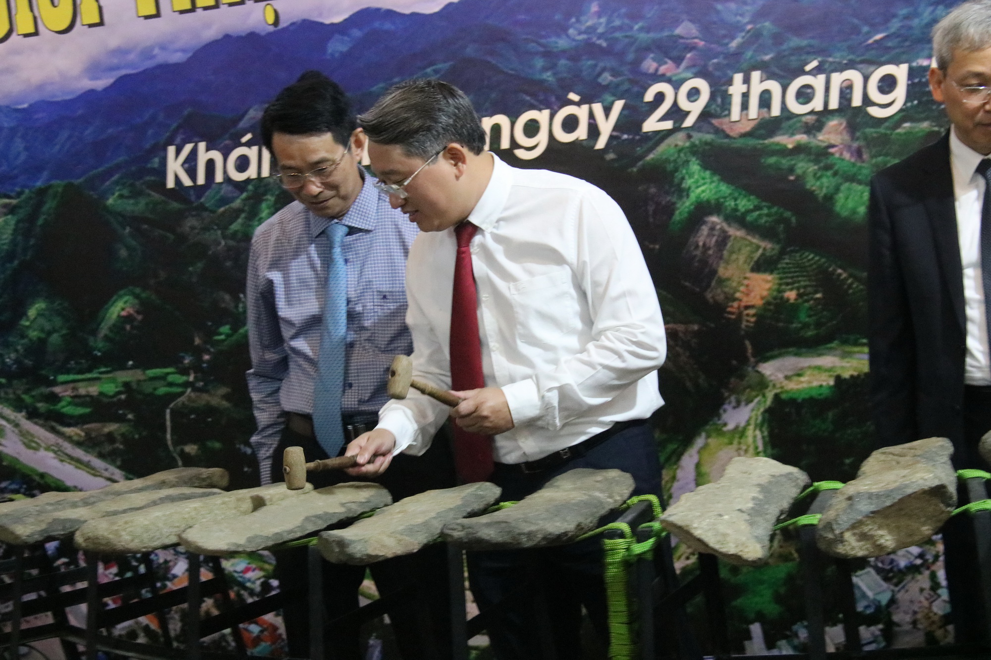 Trưng bày hai bộ đàn đá Khánh Sơn 4.000 năm tuổi cho du khách tham quan - 1