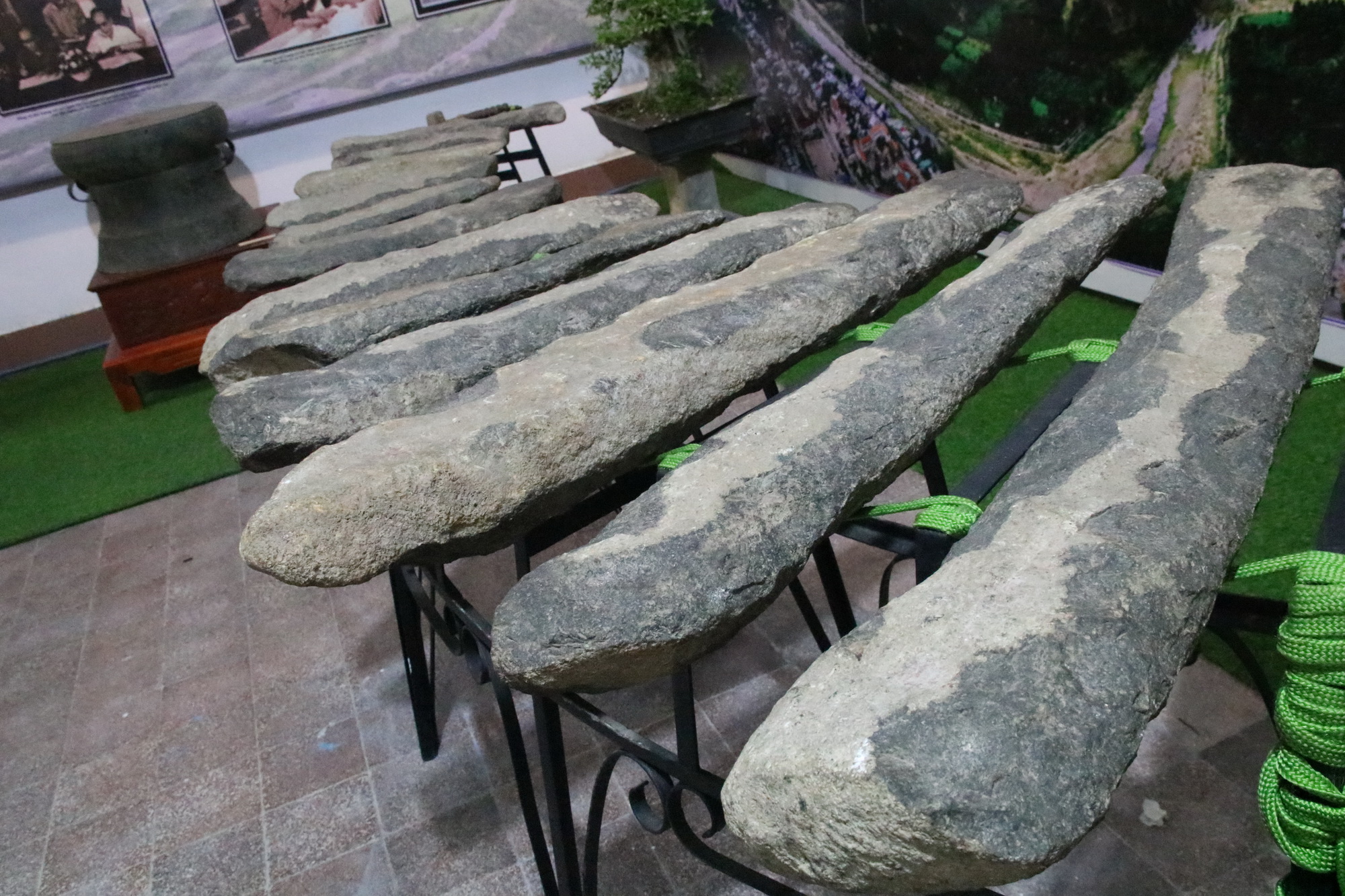Trưng bày hai bộ đàn đá Khánh Sơn 4.000 năm tuổi cho du khách tham quan - 2