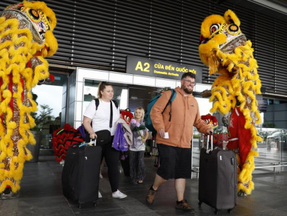 Chuyển động - Đón du khách đầu tiên đến Huế bằng đường hàng không trong năm 2024