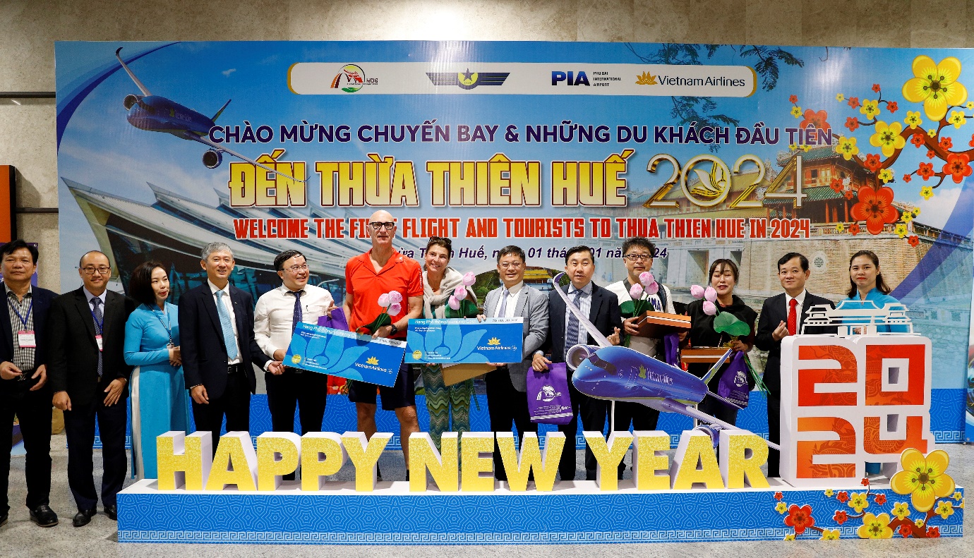 Đón du khách đầu tiên đến Huế bằng đường hàng không trong năm 2024 - 1