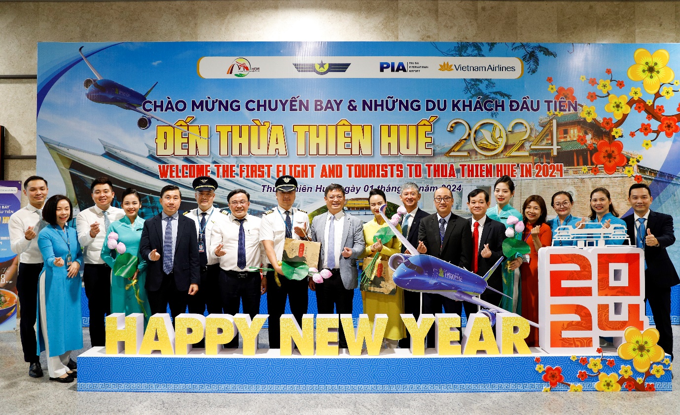 Đón du khách đầu tiên đến Huế bằng đường hàng không trong năm 2024 - 2