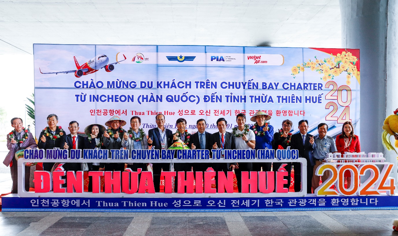 Đón hàng trăm du khách trên chuyến bay charter từ Incheon (Hàn Quốc) đến Huế - 1