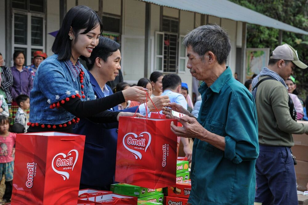 Hoa hậu Nông Thúy Hằng mang Tết sớm đến với người dân “làng Địa Ngục” - 6