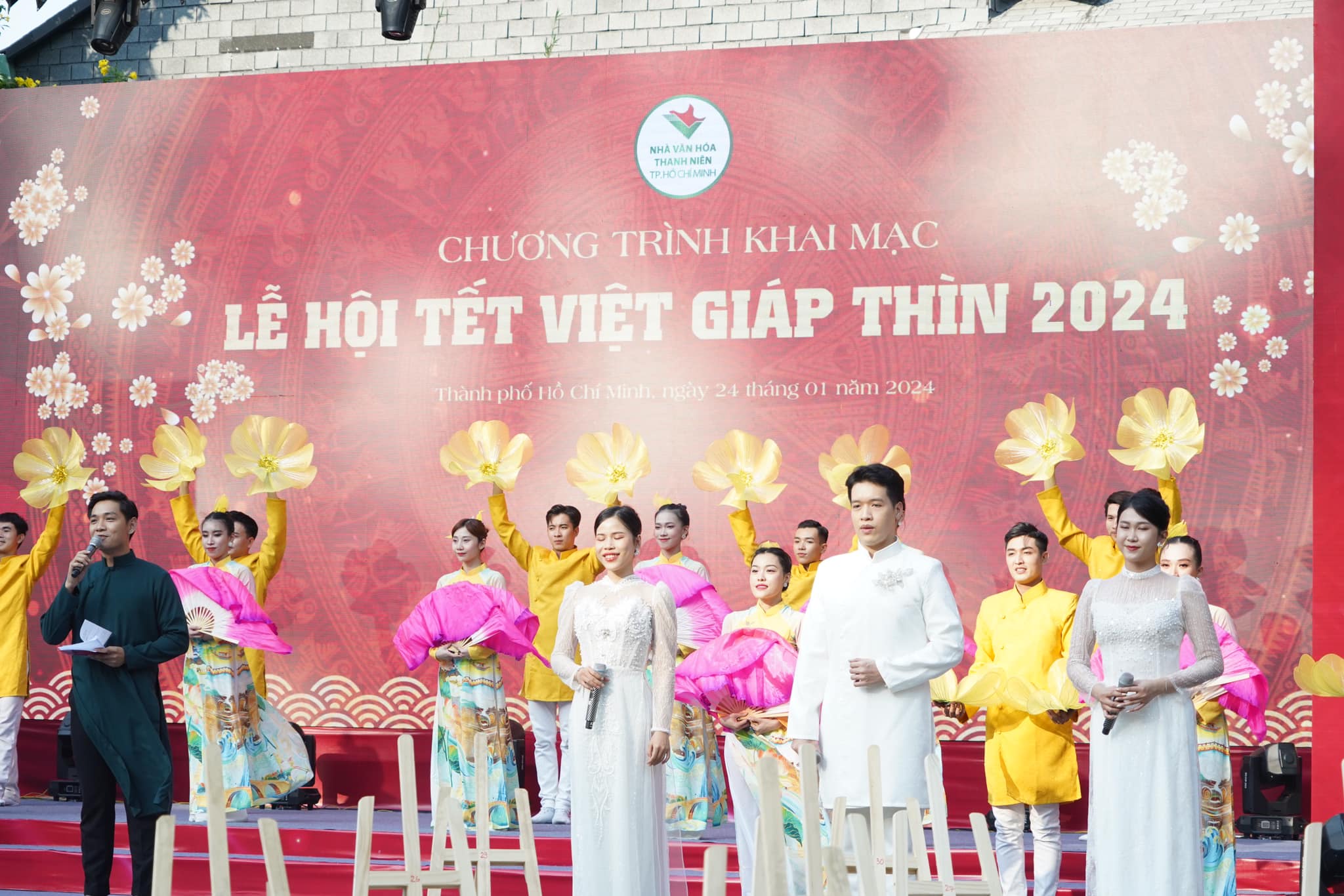 Phố ông đồ rực rỡ, nhộn nhịp tại Lễ hội Tết Việt Giáp Thìn 2024 - 1
