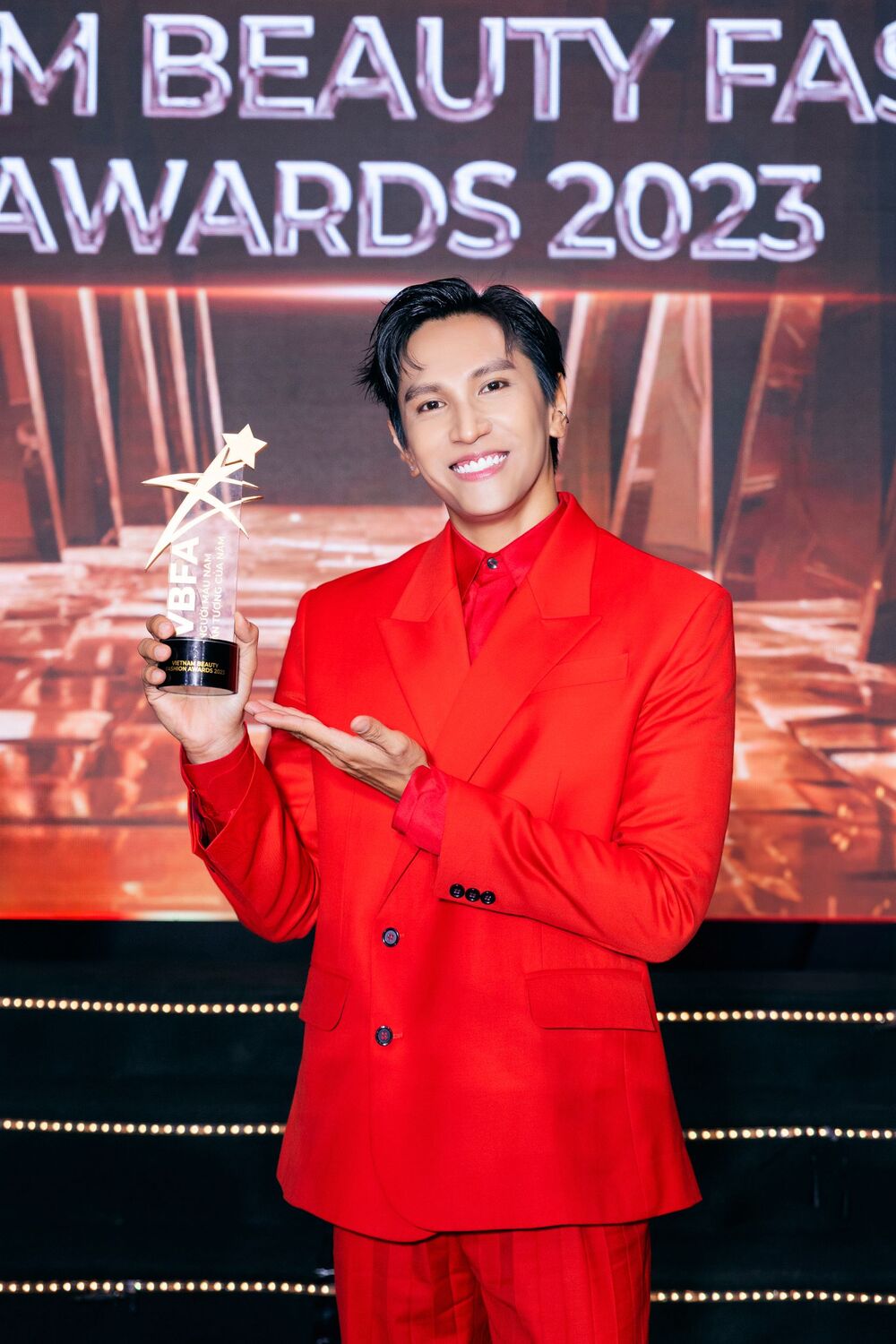 Nguyễn Bảo Sơn giành giải Người mẫu ấn tượng của năm tại Vietnam Beauty Fashion Awards 2023 - 1