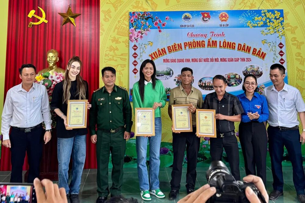 Hoa hậu H’Hen Niê dành toàn bộ lúa gạo gia đình thu hoạch tặng bà con vùng biên giới nhân dịp Tết Nguyên Đán - 3