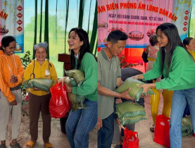 Hoa hậu H’Hen Niê dành toàn bộ lúa gạo gia đình thu hoạch tặng bà con vùng biên giới nhân dịp Tết Nguyên Đán
