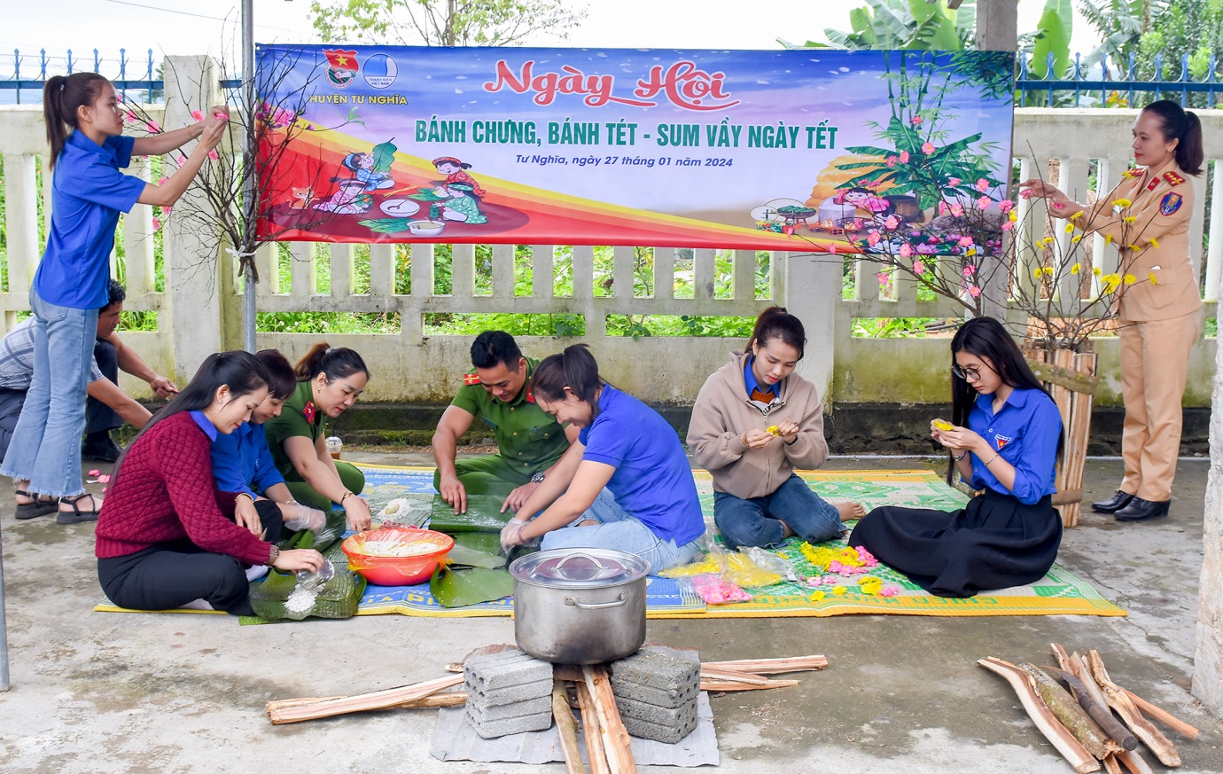 tap chi du lich tp.hcm mang yeu thuong den voi hoc sinh ngheo quang ngai dip tet - 1