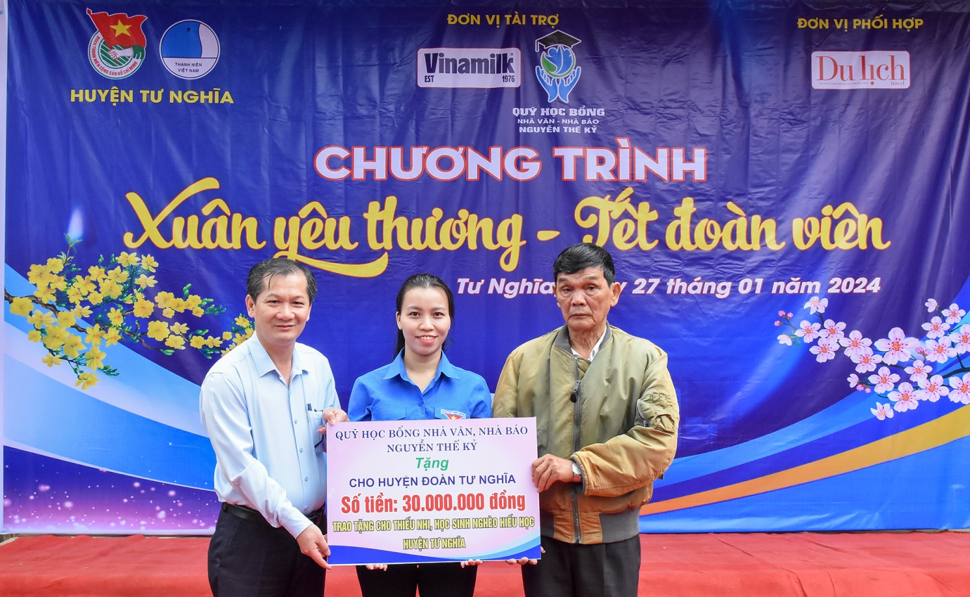 tap chi du lich tp.hcm mang yeu thuong den voi hoc sinh ngheo quang ngai dip tet - 5