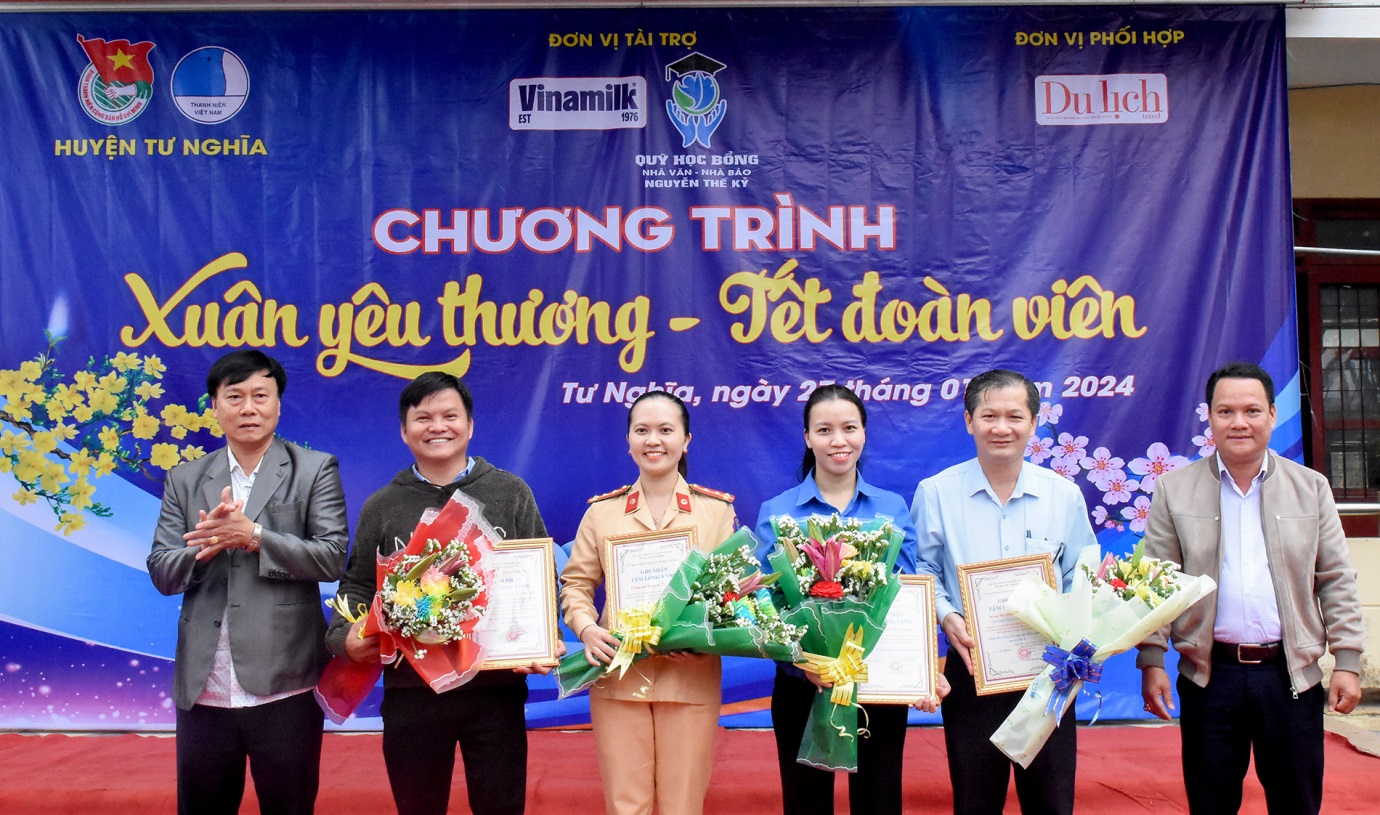 tap chi du lich tp.hcm mang yeu thuong den voi hoc sinh ngheo quang ngai dip tet - 11