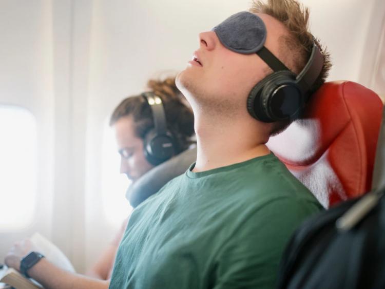 Cấm sử dụng tai nghe trên máy bay: Biện pháp an toàn hay phiền toái?