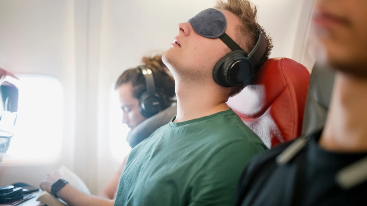 Cấm sử dụng tai nghe trên máy bay: Biện pháp an toàn hay phiền toái? - 1