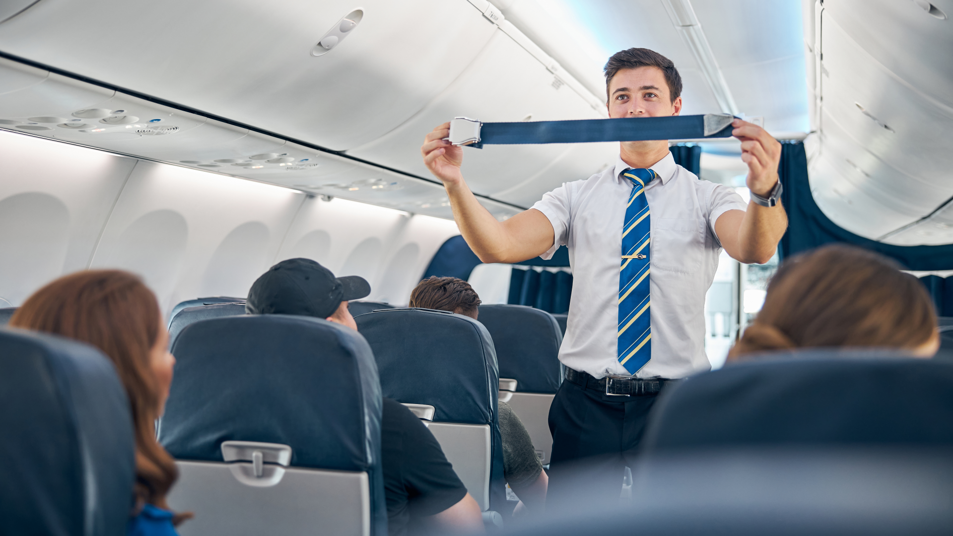 Cấm sử dụng tai nghe trên máy bay: Biện pháp an toàn hay phiền toái? - 2