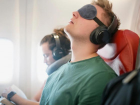  - Cấm sử dụng tai nghe trên máy bay: Biện pháp an toàn hay phiền toái?