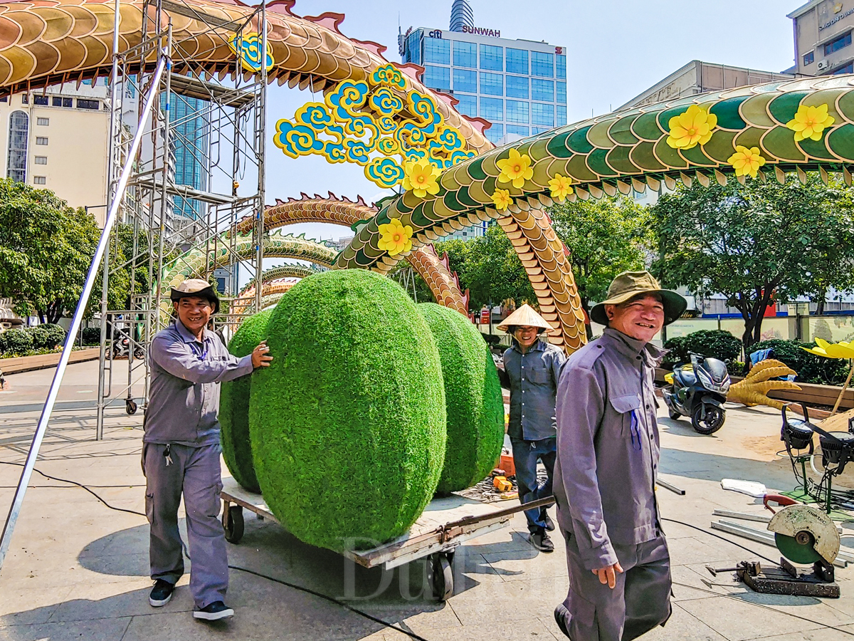 Linh vật rồng khổng lồ bất ngờ xuất hiện giữa trung tâm Quận 1 - 7