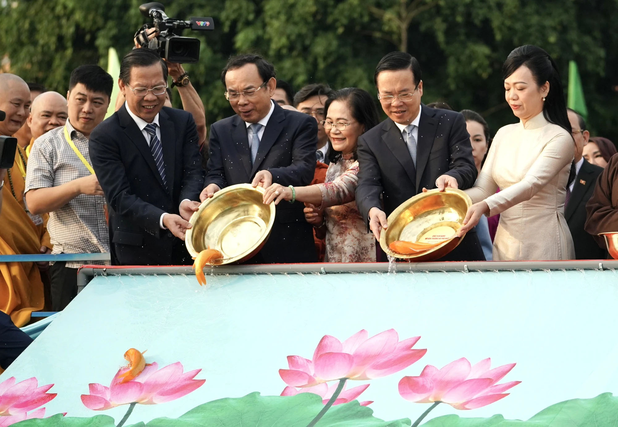 Chủ tịch nước Võ Văn Thưởng dâng hương tưởng nhớ Chủ tịch Hồ Chí Minh và Chủ tịch Tôn Đức Thắng - 3