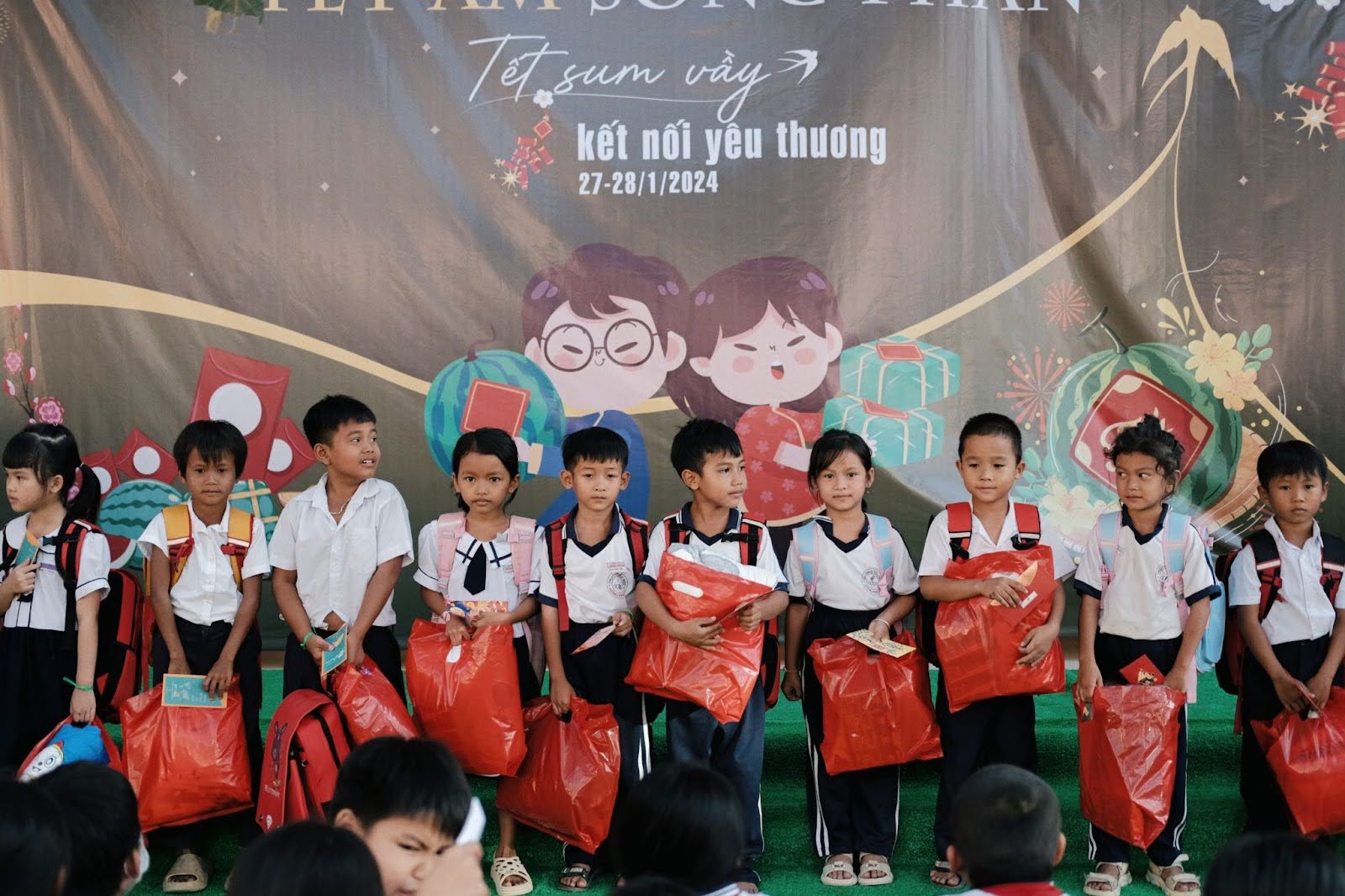 SAKOS trao tặng 168 phần quà trị giá 150 triệu đồng cho học sinh vượt khó học giỏi ở Hàm Tân, Bình Thuận - 3