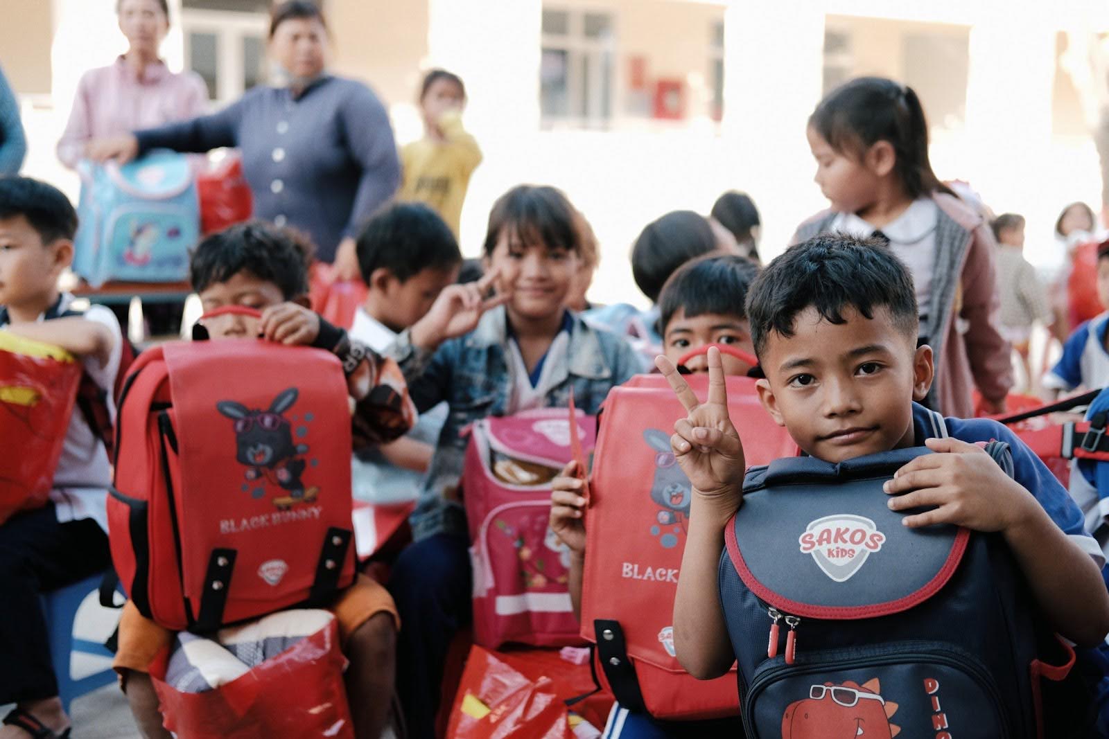 SAKOS trao tặng 168 phần quà trị giá 150 triệu đồng cho học sinh vượt khó học giỏi ở Hàm Tân, Bình Thuận - 8