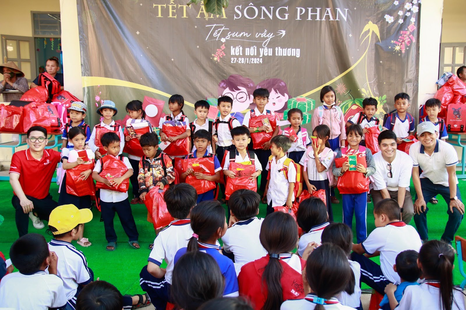 SAKOS trao tặng 168 phần quà trị giá 150 triệu đồng cho học sinh vượt khó học giỏi ở Hàm Tân, Bình Thuận - 1