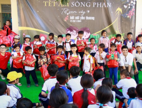 SAKOS trao tặng 168 phần quà trị giá 150 triệu đồng cho học sinh vượt khó học giỏi ở Hàm Tân, Bình Thuận
