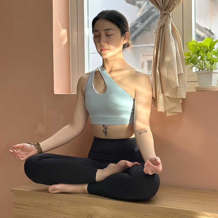 Dàn hot girl yoga nóng bỏng bật mí động tác tập cho người lười trong dịp Tết - 6