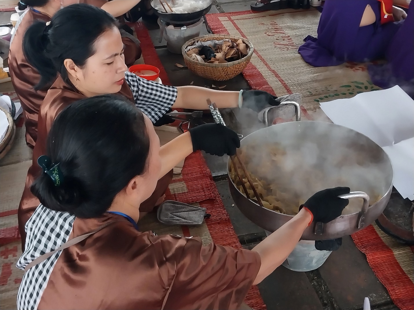 Vào Kinh thành Huế xem người dân làm bánh, mứt ngày Tết - 5