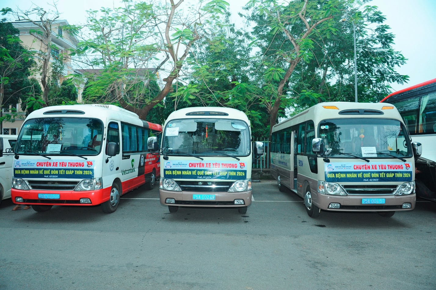 ‘Chuyến xe yêu thương’ đưa bệnh nhân về quê đón Tết - 1