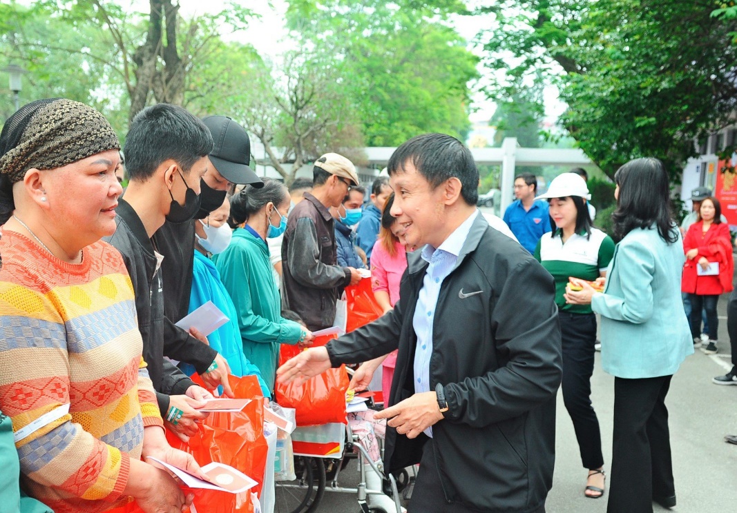 ‘Chuyến xe yêu thương’ đưa bệnh nhân về quê đón Tết - 2