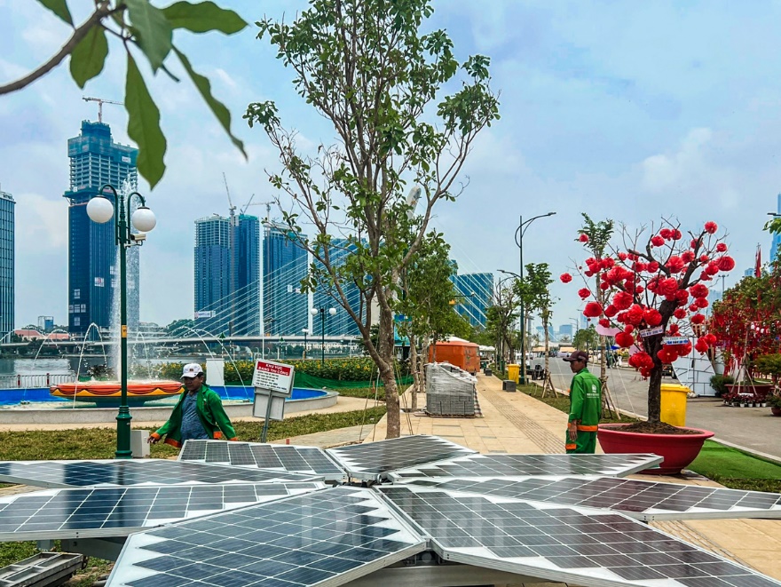Công viên Sài Gòn có hoa hướng dương điện mặt trời khổng lồ - 6