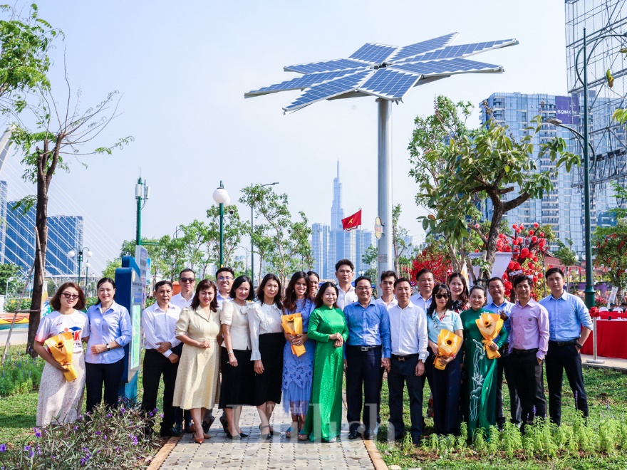 Công viên Sài Gòn có hoa hướng dương điện mặt trời khổng lồ - 4