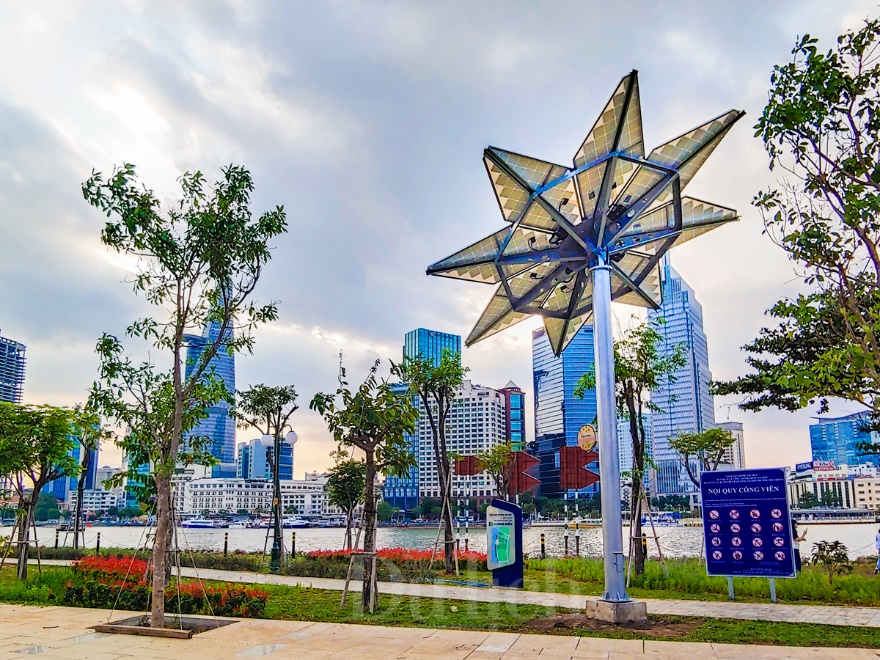 Công viên Sài Gòn có hoa hướng dương điện mặt trời khổng lồ - 11